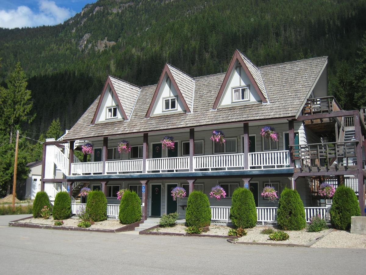 Peaks Lodge Revelstoke Exterior foto